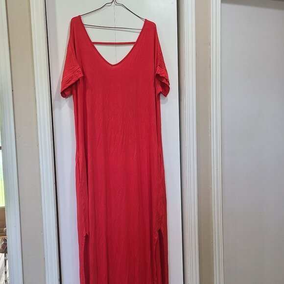 Dresses & Skirts - 💥3/$30💥 NWT long red dress slits on seam on both sides short sleeve